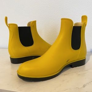 Chelsea style yellow booties rainboots!